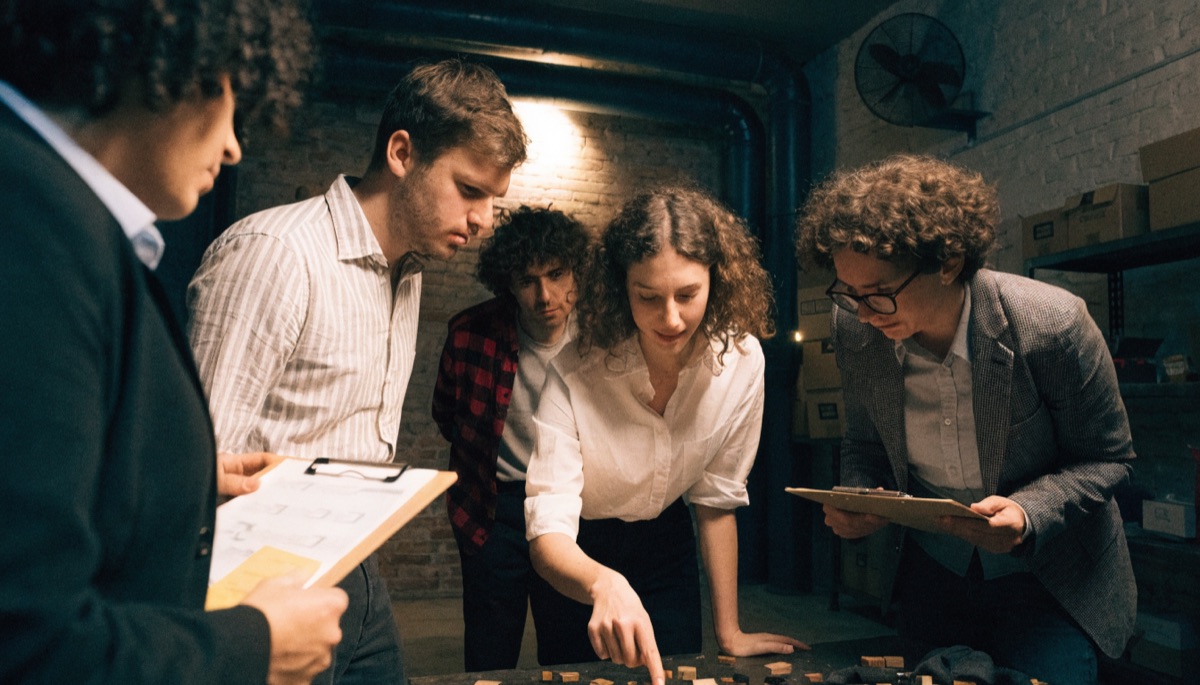 Team solving clues together, team building in Nuremberg